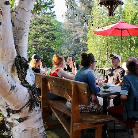 Auberge De Jeunesse Le Camp De Base Л'Анс-Сен-Жан Экстерьер фото